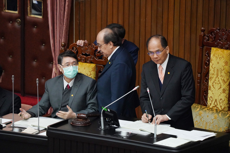 立法院會18日進行報告事項議程，對於司法院函轉北院函，請立法院許可涉貪立委蘇震清、廖國棟的延長羈押案，經會議主席、立法院長游錫堃（右）詢問在場立委，並未有人提出異議下，該案通過，許可延長羈押。(圖：中央社 )