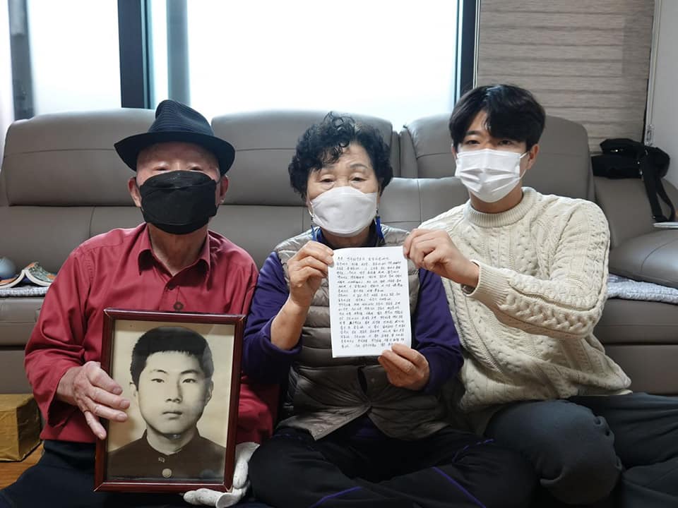 韓國光州民主運動遺族金吉子(中)寫信給在香港獄中的黃之鋒。(臉書 )