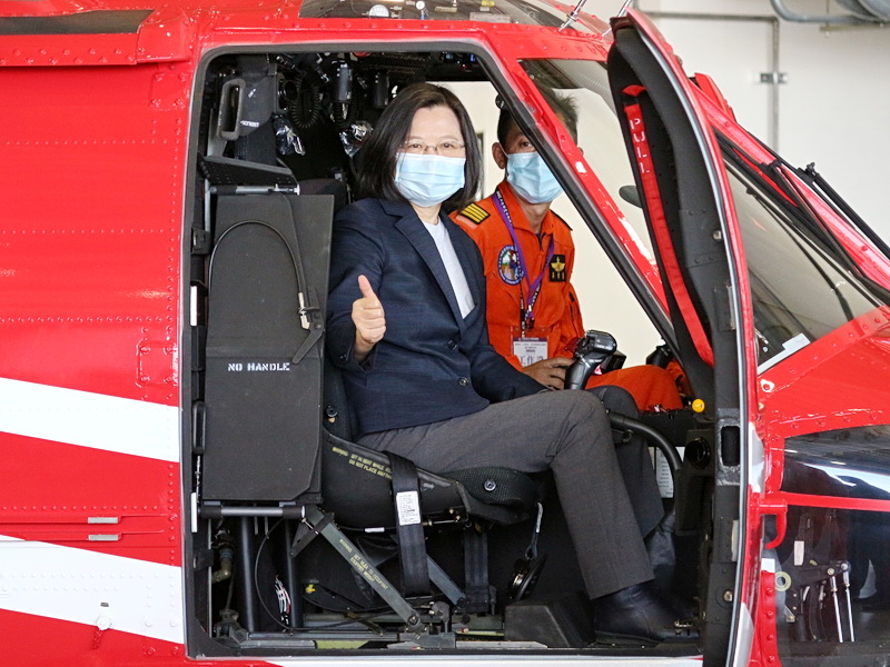 蔡英文總統18日在高雄出席「空勤總隊黑鷹機隊復編暨廳舍棚廠落成啟用典禮，肯定空勤總隊的辛苦成果 (央廣記者王照坤 攝)