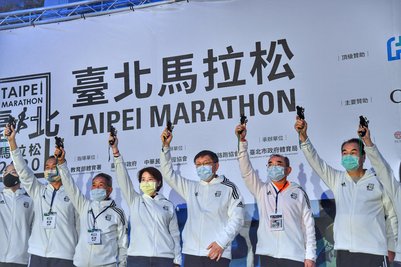 在台北市長柯文哲及活動大使楊俊瀚、陳傑等鳴槍下，2020台北馬拉松20日清晨6時30分參與2020從台北市政府前起跑。(圖：中央社)