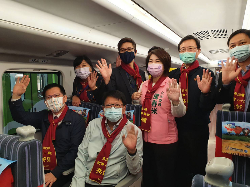 南迴鐵路電氣化最後一哩路屏東枋寮到台東知本20日通車，交通部長林佳龍（前左）搭乘普悠瑪列車從屏東到台東，他說，未來觀光旅遊大家可以更方便坐著火車遊台灣。前左2為屏東縣長潘孟安。(圖：中央社)
