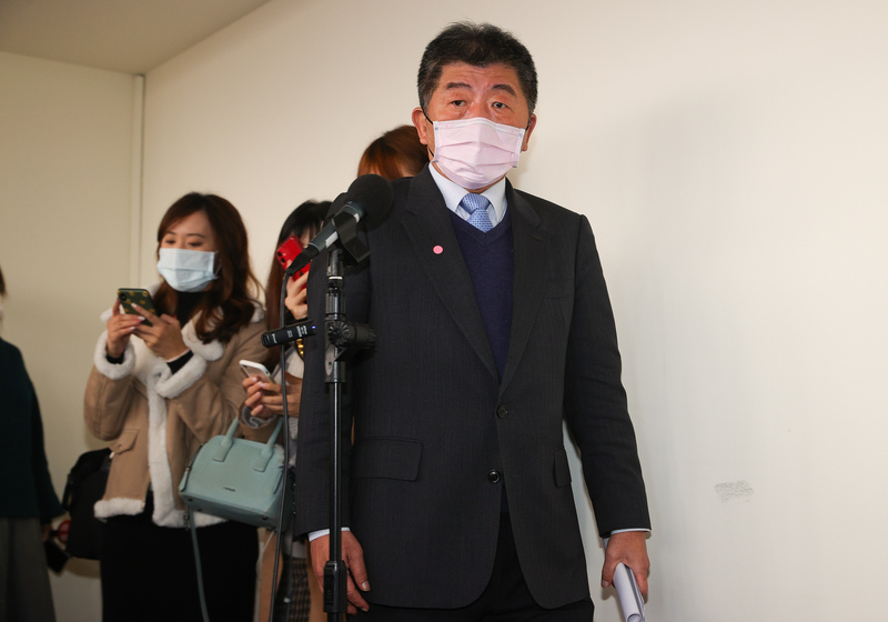 衛福部長陳時中（前）21日在立法院受訪。(圖：中央社)