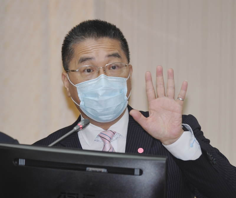 內政部長徐國勇（圖）21日列席立法院內政委員會備詢，在口頭報告時表示，為促進不動產成交資訊更透明，成交案件的門牌、地號完整揭露；未來以書面查核為主，並不定期、不預警的突襲性查核。(圖：中央社 )