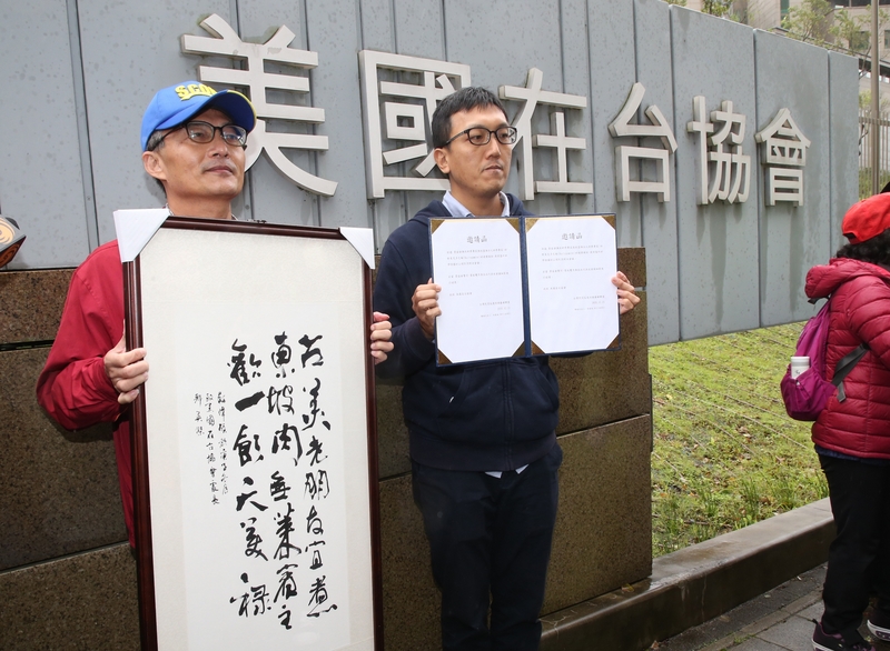 反萊豬醫師蘇偉碩（左）21日與民間反瘦肉精毒豬聯盟公民團體等人在美國在台協會（AIT）前舉行記者會，向AIT遞交對話邀請函，希望就萊克多巴胺健康風險進行台美民間科學對話會。(圖：中央社 )