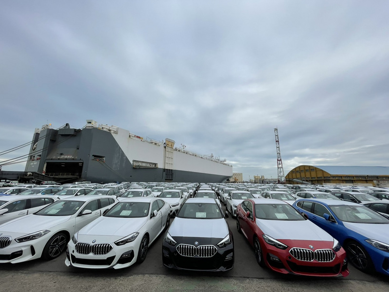船務代理業者表示，挪威籍汽車船翠莎號載有3000輛進口車，21日上午抵達台中港，分批在8A碼頭卸貨進港，計有賓士1513輛、BMW1326輛、MINI158輛、露營車2輛、挖土機1輛等。（台中港務分公司提供）