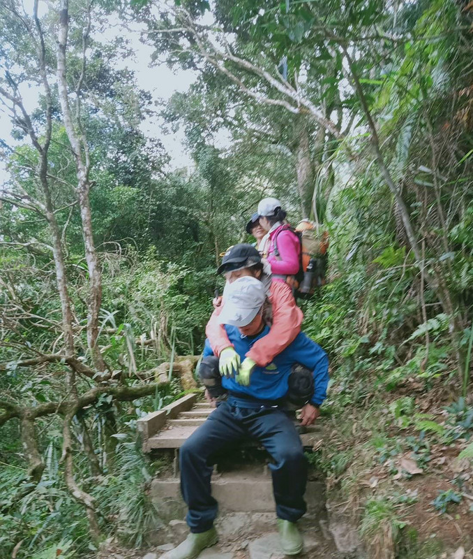 因武漢肺炎不能出國旅遊，民眾國內旅遊及戶外活動增多，登山人口也爆增，導致山難事件頻傳，屏東縣消防局21日表示，今年至今全縣發生山域意外事故比去年增加3倍。（屏東消防局提供）