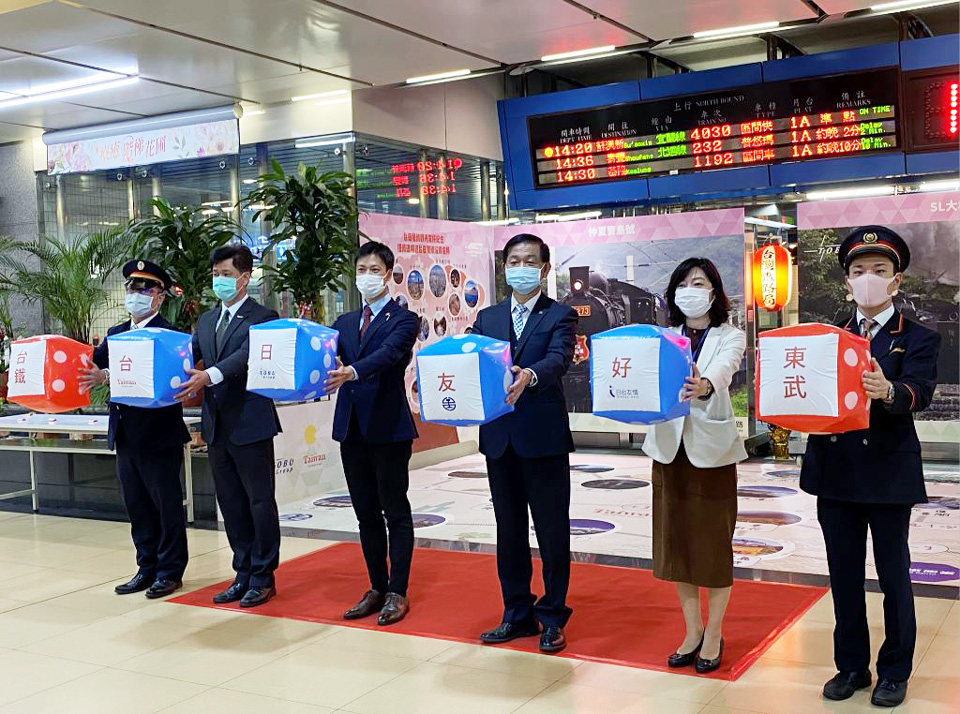 台鐵運務處長張錦松(中右)21日攜手東鐵台北分公司總經理早野雅史(中左)，在交通部觀光局國際組組長黃勢芳(左二)及日本交流協會國際組組長(右二)見證下，開啟「台日鐵道周遊地圖展場」。(吳琍君攝)