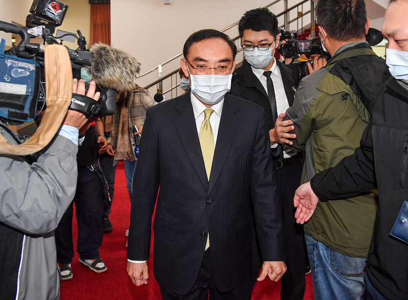 立法院22日院會邀請行政院長蘇貞昌率內閣列席備詢，法務部長蔡清祥（中）抵達立法院後簽到，並接受媒體聯訪。(圖:中央社)