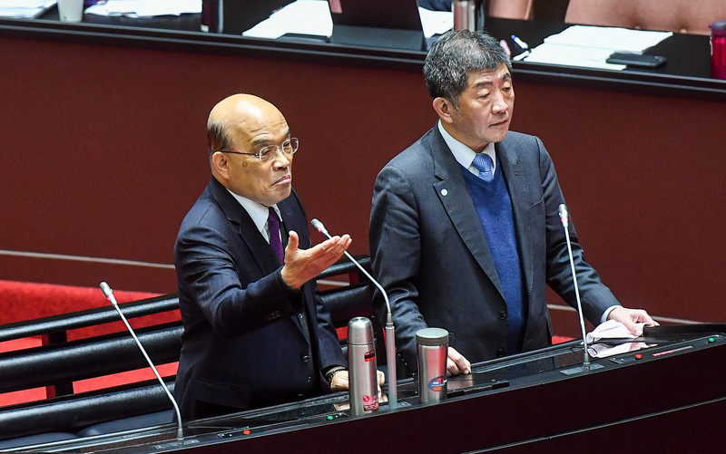 立法院22日院會，行政院長蘇貞昌（左）、衛福部長陳時中（右）接受質詢。(圖：中央社)