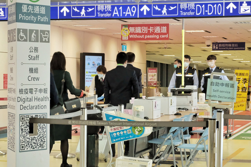 中央流行疫情指揮中心26日和民航局、航空公司開會討論機組員防疫措施，已有初步共識，未來機組員入境後須居家檢疫7天且採檢陰性，才可進入社區。圖為桃機機組員準備進行登機查驗手續。(資料照 / 圖:中央社)