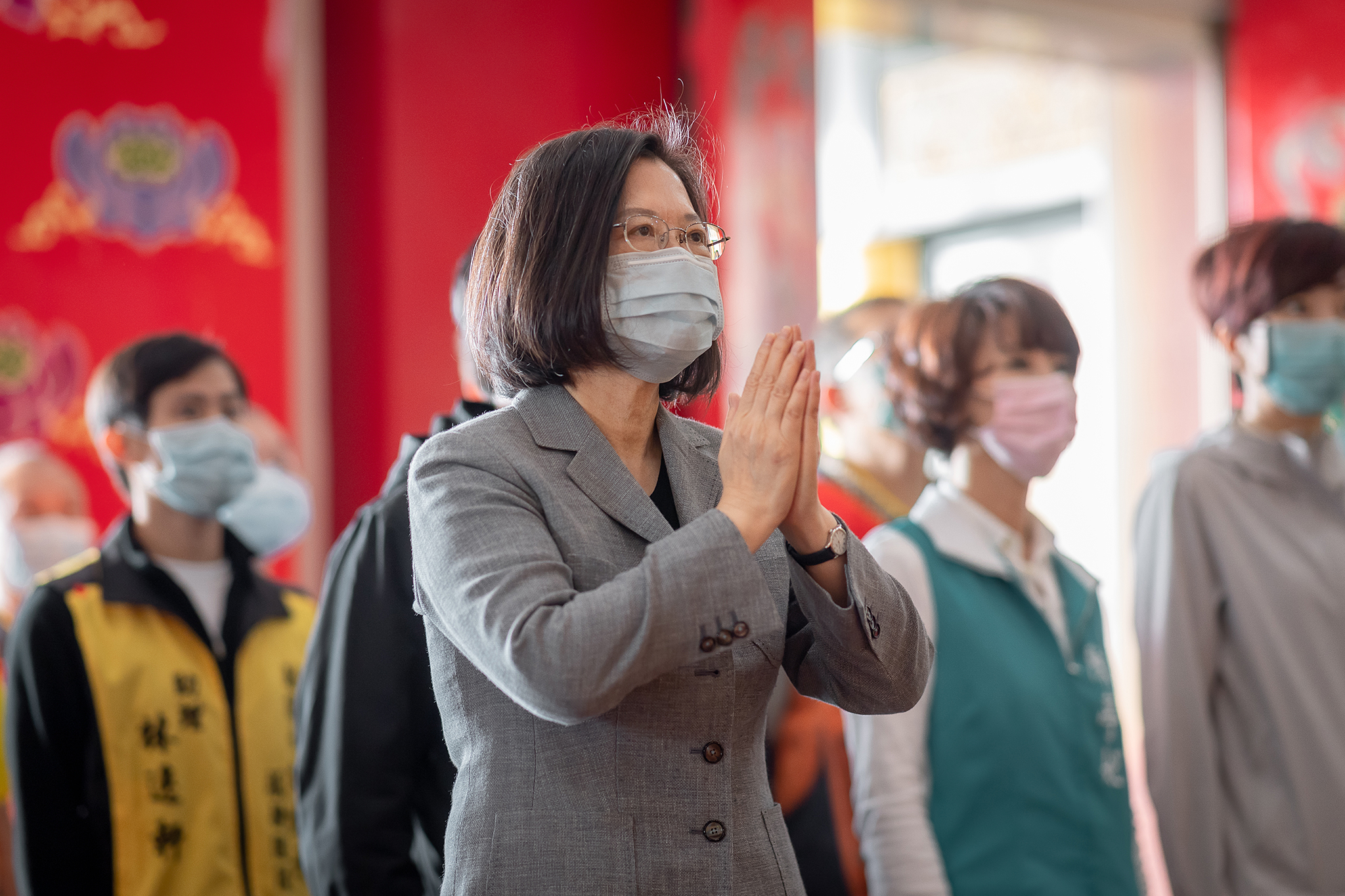 蔡英文總統22日上午前往台南出席「正統鹿耳門聖母廟安座39週年」暨參拜「鎮南王府」，總統在致詞時表示，武漢肺炎疫情還沒有過去，她呼籲大家要繼續做好防疫，戴口罩、勤洗手，保護自己也保護他人。(圖：總統府flickr)