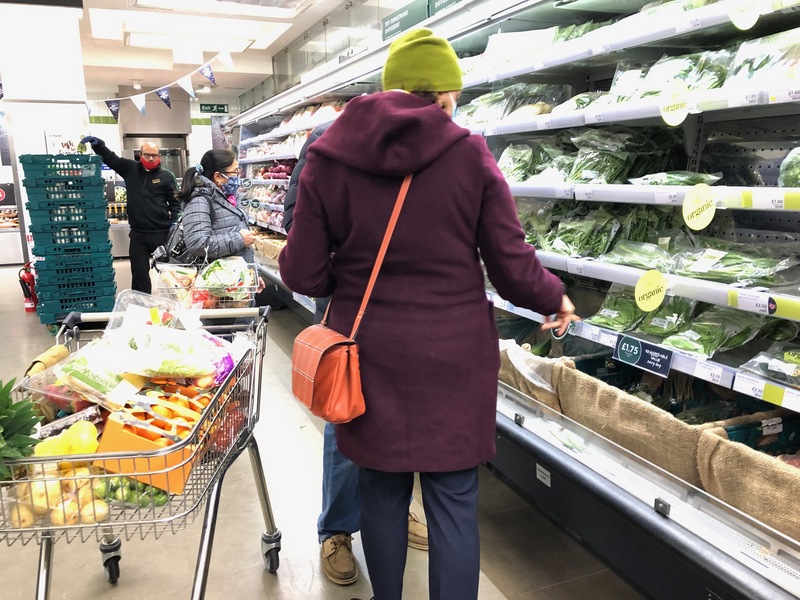 圖為倫敦民眾在賣場選購食品。 (圖:中央社檔案照片)