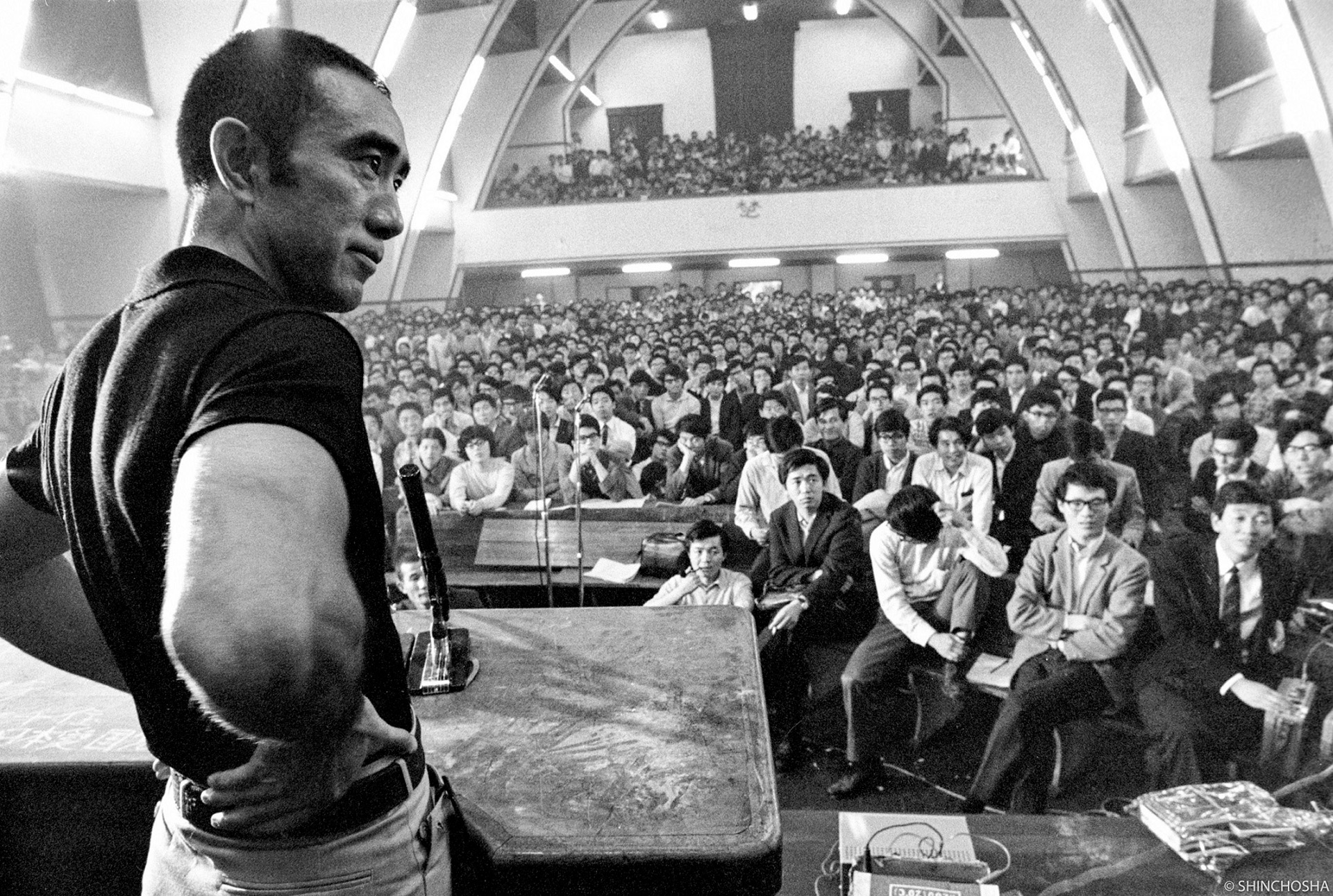 1969年5月13日，三島由紀夫與大約一千人的東大「全共鬥」在駒場900號教室的討論會。（作者提供／圖片取自網路）