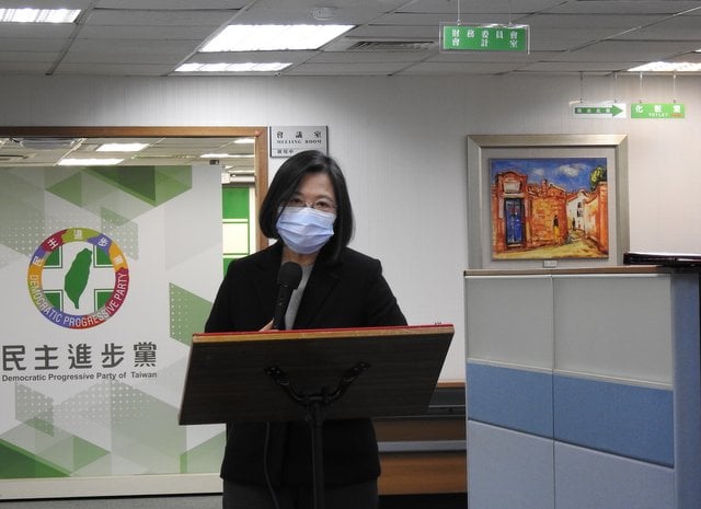 針對台灣再傳武漢肺炎的本土案例，兼任民進黨主席的蔡英文總統23日在中執會前特別發表談話，向民眾信心喊話。（劉玉秋攝）