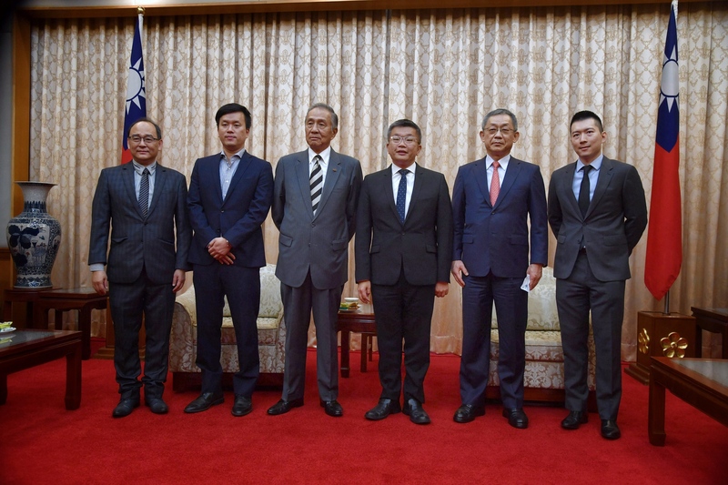 中華職棒5球團推舉立法院副院長蔡其昌（右3）擔任中職新會長。蔡其昌24日在立法院會見球團代表，左起微統一獅領隊蘇泰安、樂天桃猿領隊劉玠廷、中信兄弟代表馮寄台、富邦悍將領隊蔡承儒（右起）、味全龍隊董事長徐文芳。(圖：中央社)