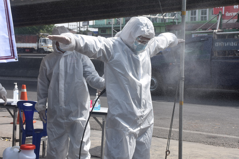泰國龍仔厝府一個海鮮市場日前爆發大規模群聚感染，當局封鎖市場。圖為工作人員進行消毒作業。(資料照/中央社)
