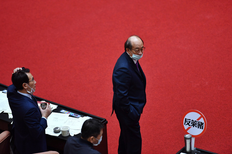 立法院會24日處理萊豬相關法案與行政命令，表決過程中民進黨立委林淑芬、江永昌、劉建國棄權未投票；對於黨籍立委跑票狀況，民進黨立法院黨團總召柯建銘（右）表示，「我們一定會處理」，黨團也有自己的處理機制。(資料照片/CNA)