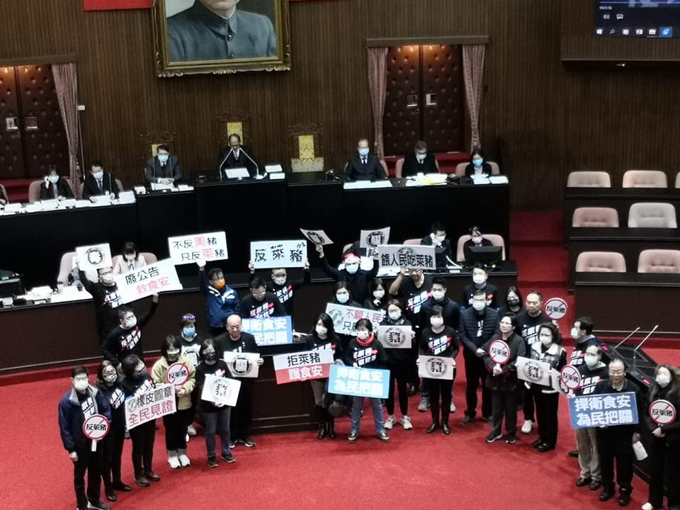 立法院今日處理萊豬行政命令相關法案，在野黨提案食安法第22、24、25條修法標示萊劑部分遭否決，未來食品及添加物都不會硬性規定加註萊劑。（劉玉秋 攝）