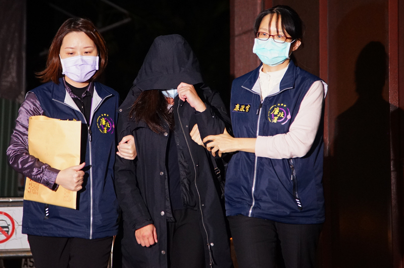 台北地檢署偵辦勞動部前組長游迺文涉貪操縱股價案，24日指揮廉政署兵分5路搜索，並約談群益投信資產管理部專業副總經理謝志英（中），25日凌晨送北檢複訊。(圖：中央社)