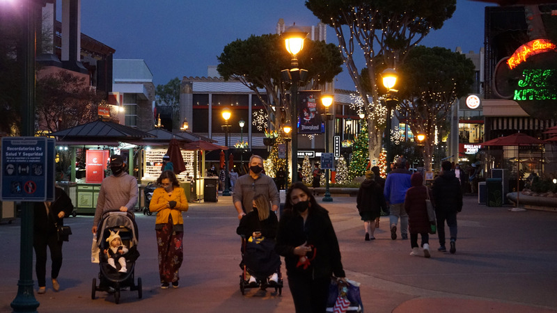 圖為加州迪士尼樂園商店街「迪士尼市中心特區」（Downtown Disney District）。 (圖:中央社)