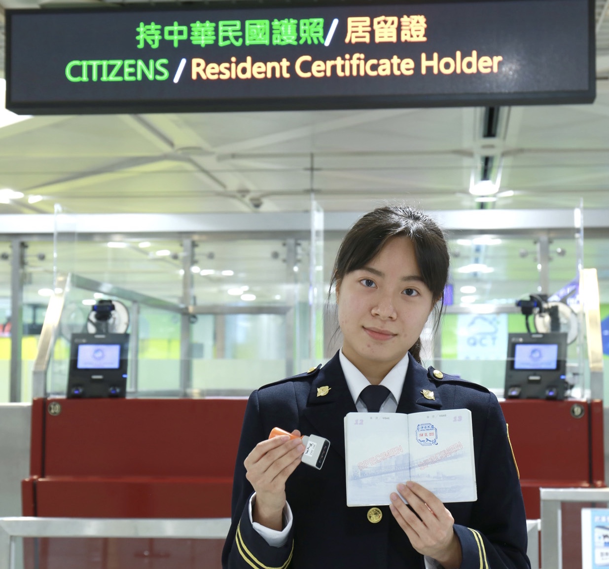 桃園機場移民官展示新章戳。(移民署提供)