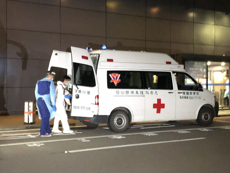 英國變種病毒果然現蹤，就是從英國返台班機上發燒旅客確診者。圖為日前英國返台航班發燒旅客送往醫院。(中央社)