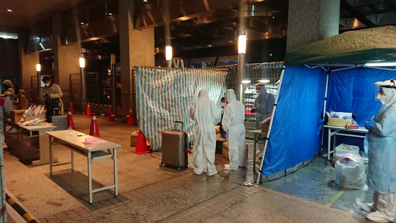 自英國返台旅客27日晚間10時陸續抵達集中檢疫所，坐鎮現場指揮的醫福會執行長王必勝表示，旅客歷經長途旅行，顯得相當疲憊，但個個直呼「回家真好」、「在這裡覺得好安心」。圖為檢疫所團隊工作狀況。（王必勝提供）