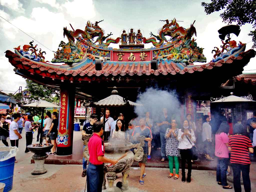 香火鼎盛的紫南宮，每年創造出的朝拜人潮與發財金流，數量之大令人咋舌。（資料照／南投縣政府提供）