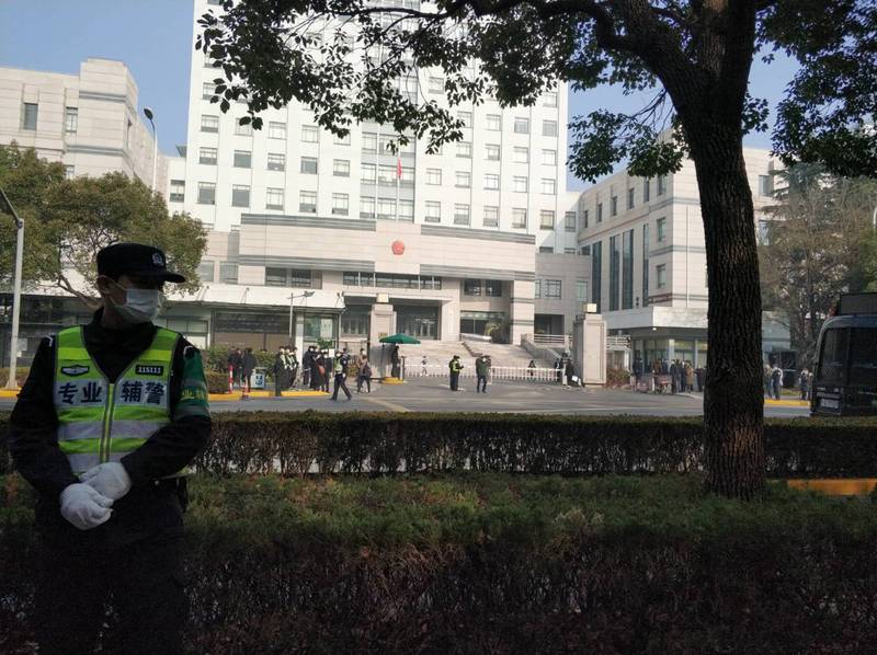 中國公民記者張展因為報導武漢疫情被控「尋釁滋事」，5月中旬被捕，全案28日在上海浦東新區法院開庭。(圖：中央社)