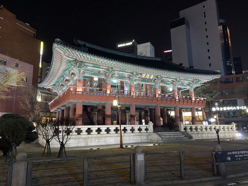 受疫情影響，為避免跨年人潮聚集，首爾市政府宣布取消今年12月31日午夜的普信閣敲鐘儀式，改由市府YouTube頻道及TBS電視台播放預錄敲鐘影片。(圖：中央社 )