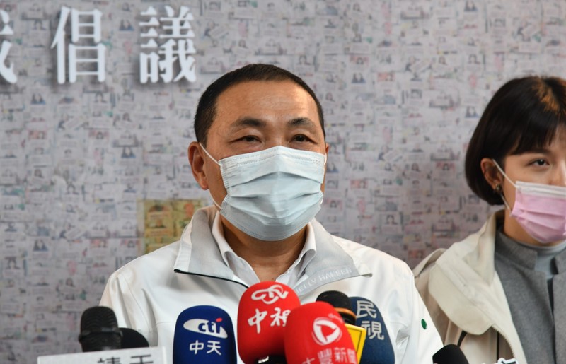 武漢肺炎（2019冠狀病毒疾病，COVID-19）疫情持續延燒，新北市長侯友宜（左）28日受訪時，就跨年及元旦等各項活動是否舉辦做出回應，表示戶外集會與大型活動若無法實施實名制、管控人潮，都要停辦。(圖：中央社)