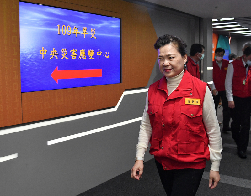 經濟部長王美花（前）29日主持旱災中央災害應變中心第5次工作會報，會前接受媒體聯防，表示會後宣布停灌的機率應該是非常高。(圖:中央社)