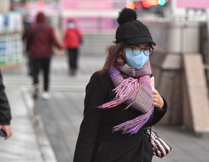 鋒面通過寒流來襲，中央氣象局指出，30日各地氣溫呈現持平或是下降趨勢，越晚越寒冷，民眾上午穿上厚外套，戴上圍巾、帽子禦寒。(圖:中央社)