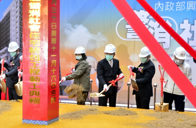 中和警消社會住宅30日開工動土，將興建16層317戶，總統蔡英文（右4）、行政院長蘇貞昌（右3）、新北市長侯友宜（右）在開工祝禱後，一起動鏟祝福開工順利。(圖:中央社)