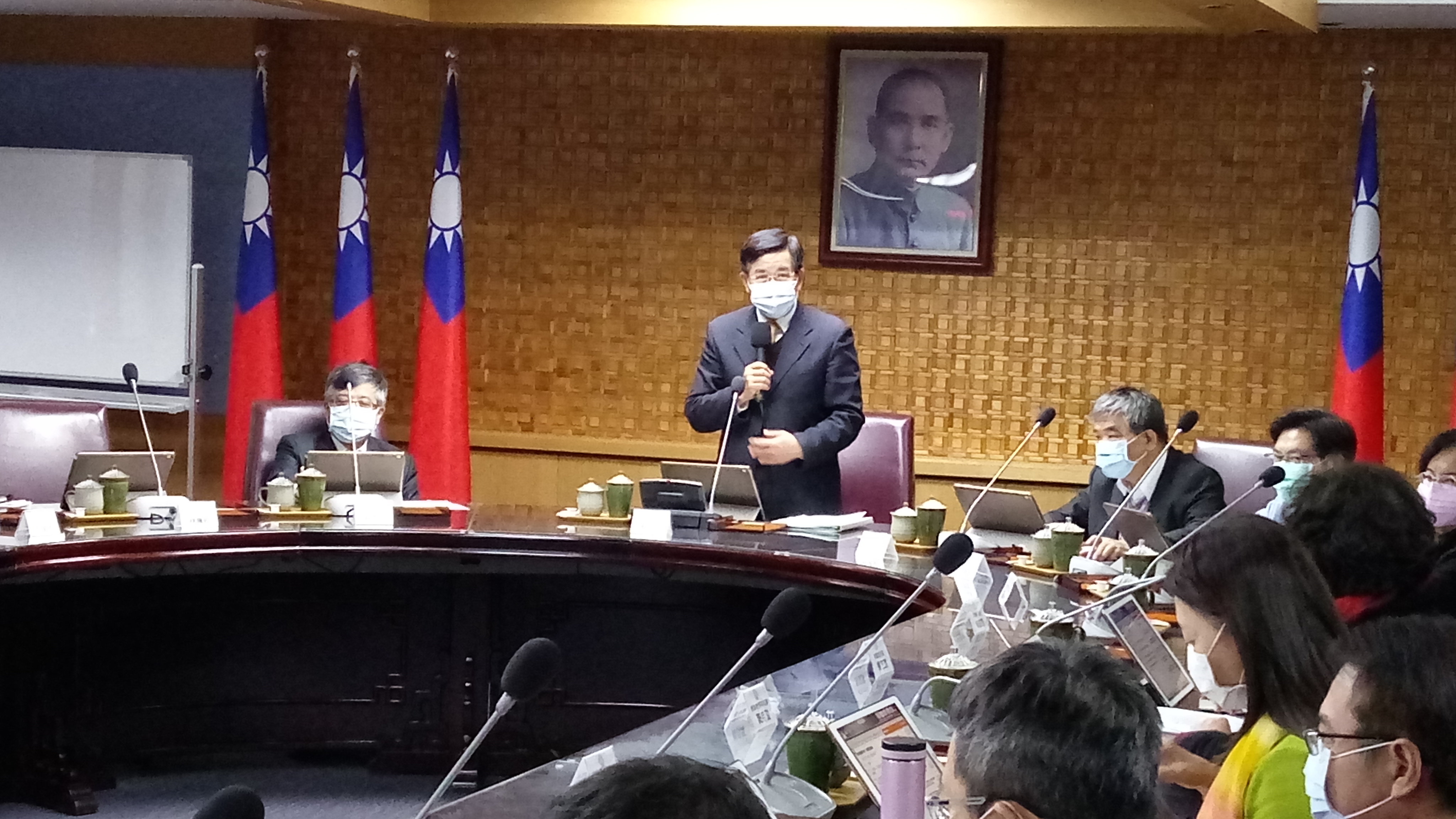教育部長潘文忠在教育部部務會報中，回顧2020年校園防疫各項挑戰。(陳國維 攝)