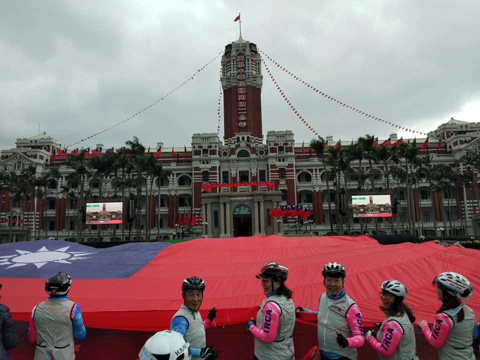 中華民國110年元旦總統府前升旗典禮30日在低溫中展開總彩排，為了落實防疫，演出團體必須戴口罩，對演出造成許多挑戰。(王韋婷 攝)