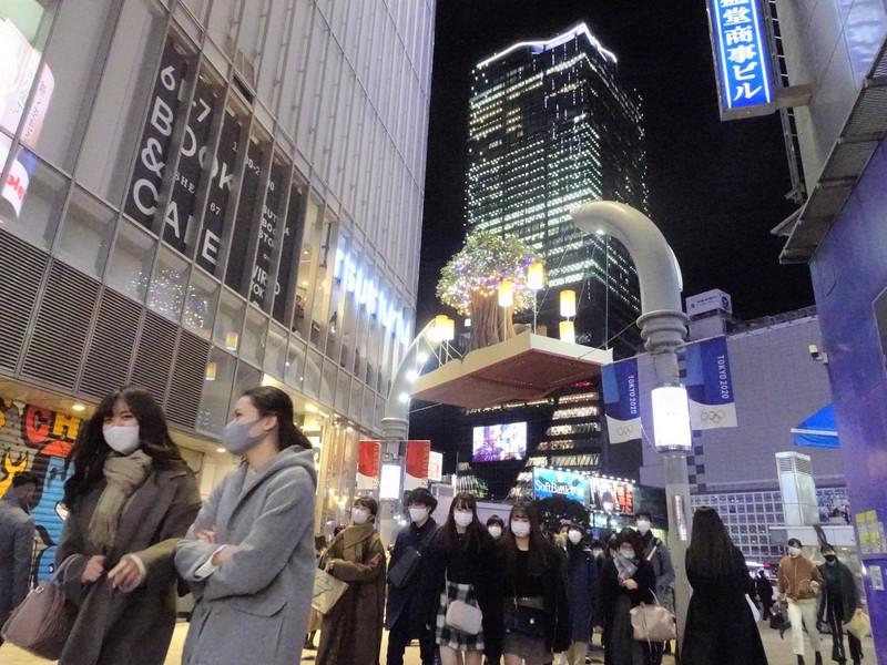 為了防疫，日本首相菅義偉呼籲民眾今年請過個安靜的年，少聚餐。(圖：中央社)