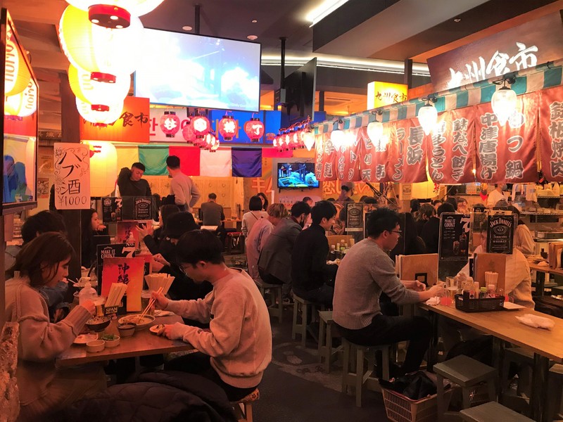 日本為防疫，呼籲民眾勿多人飲酒聚餐，東京都也要求餐廳提早打烊。圖為澀谷餐廳人潮不減。(圖:中央社檔案照片)