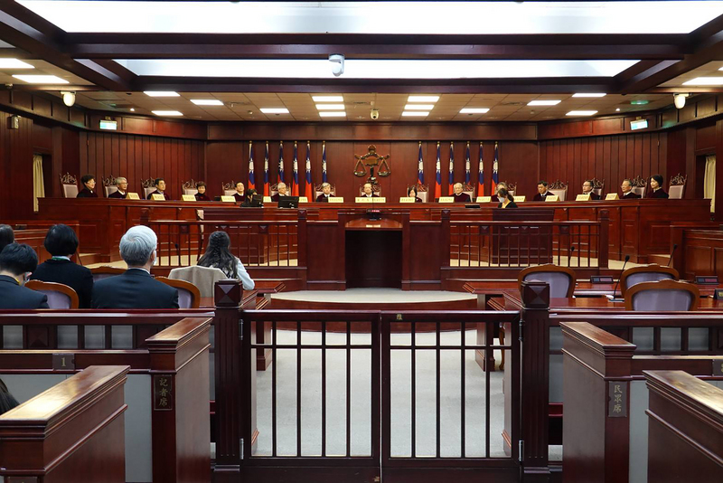 大法官會議31日做出釋字第799號解釋，刑法第91條之1及性侵害犯罪防治法第22條之1有關強制治療規定大致合憲，未讓當事人陳述意見的程序保障部分違憲，相關機關應自解釋公布之日起2年內檢討修正。(圖：中央社)