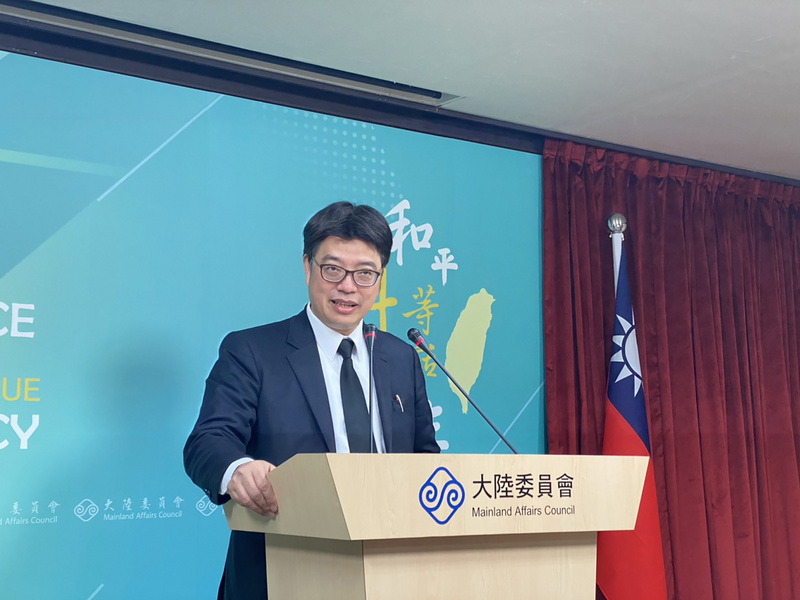 針對北京宣布將在陸台籍民眾納入「優先安排」接種COVID-19疫苗對象，陸委會發言人邱垂正（圖）12月31日在例行記者會上提醒在陸台灣民眾注意風險，並稱「也請陸方不要將台灣人民視為疫苗試驗的試驗品」。(圖：中央社 )