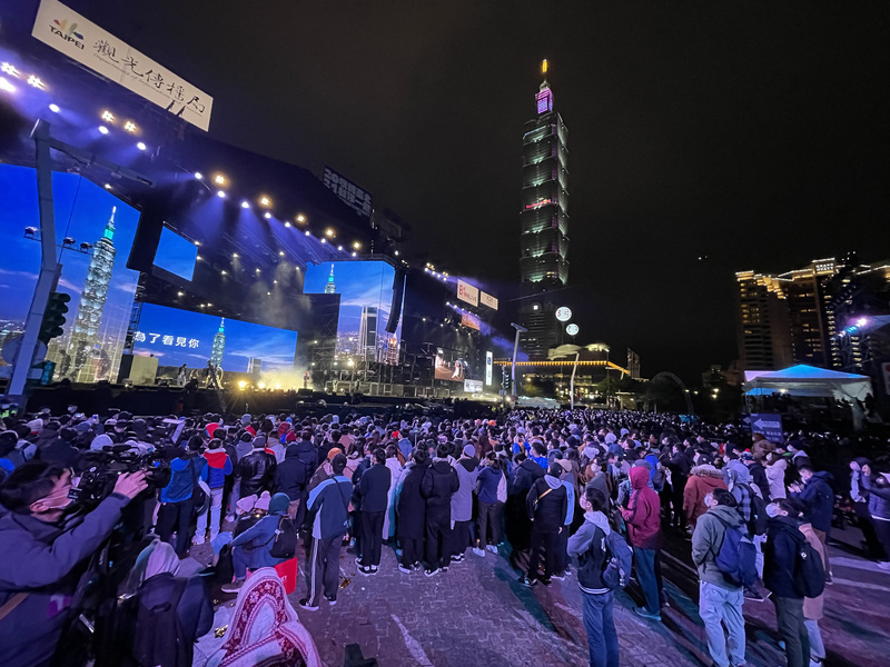 跨年夜透過「天網」，掌握到不少自主健康管理者違規前往參與。圖為台北市跨年晚會。(圖:中央社)