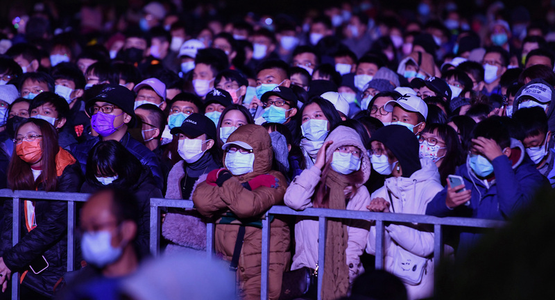 台北市跨年晚會照常舉辦，觀傳局統計至晚間7時，進場人數約4400人，場內秩序良好，沒有人違規脫口罩或飲食。