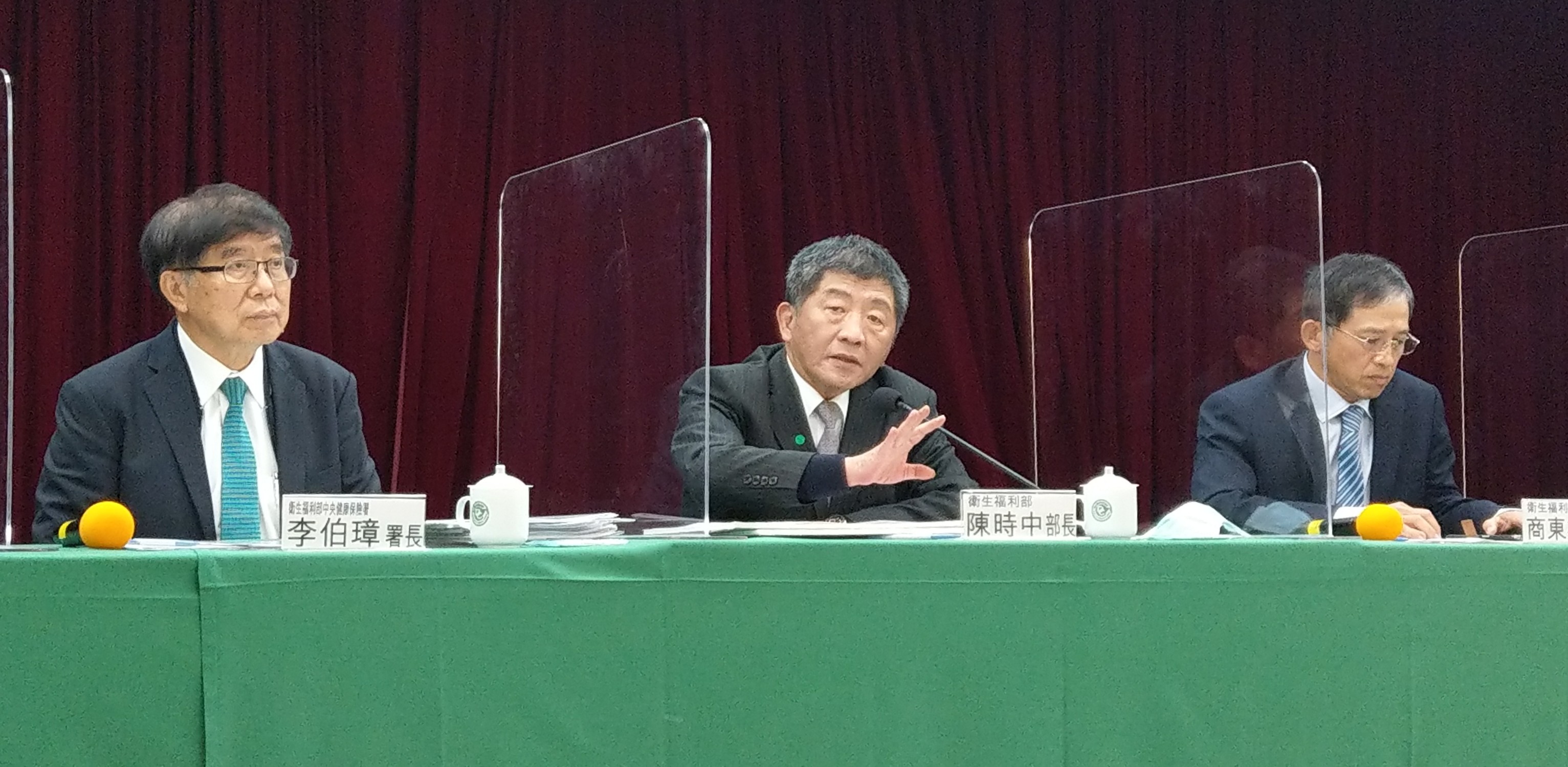 陳時中(中)31日宣布明年度健保費率調漲為5.17%。健保署長李伯璋(左)表示，未來擬全面取消旅外國人停復保制，以求公平。(劉品希 攝)