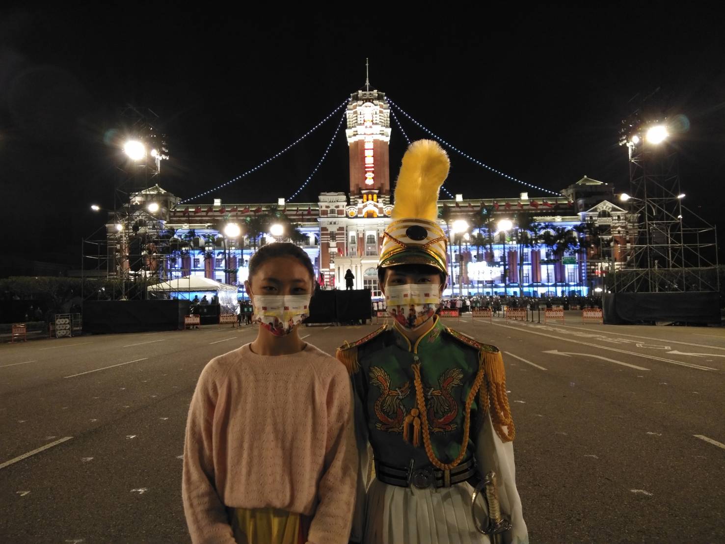 北一女中儀隊隊長陳欣榆(右)、北一女中旗隊隊長陳心雅(左)表示，今年元旦升旗取消民眾入場，加上要戴口罩表演，都是很特別的回憶。(王韋婷攝)