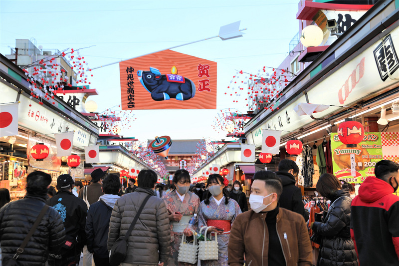 解禁帶動民間消費，日本10-12月GDP成長1.3％。圖為東京淺草寺人潮。 (圖:中央社)