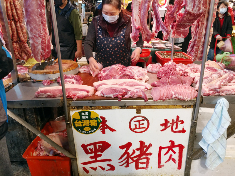 農委會表示，因為台灣口蹄疫拔針，豬肉出口到澳洲等國家，導致國內豬肉數量比去年少，價格才上揚，目前價格為72元。(圖：中央社)