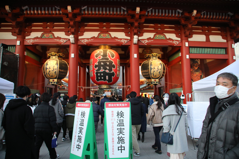 日本內閣府日前進行COVID-19疫情相關調查顯示，超過70%的日本人已對疫情感到疲勞。圖為東京淺草寺前。(示意圖 / 圖:中央社)
