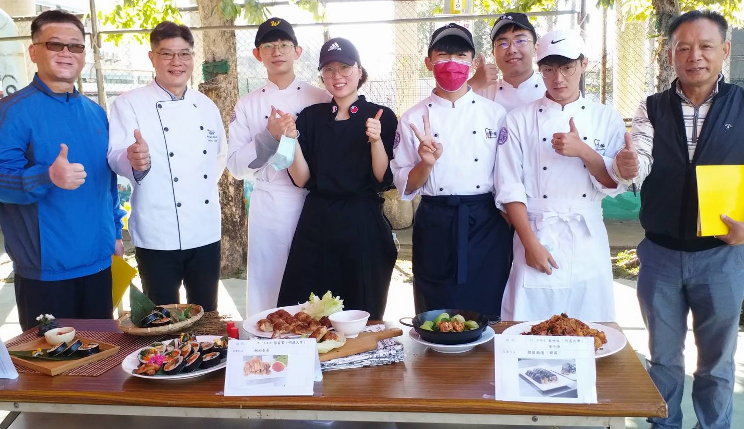 第五屆彰化縣「卦山神廚賽」落幕，韓國學生崔世琳(左四)以家鄉素食飯捲拿下「金廚獎」。(明道大學提供)