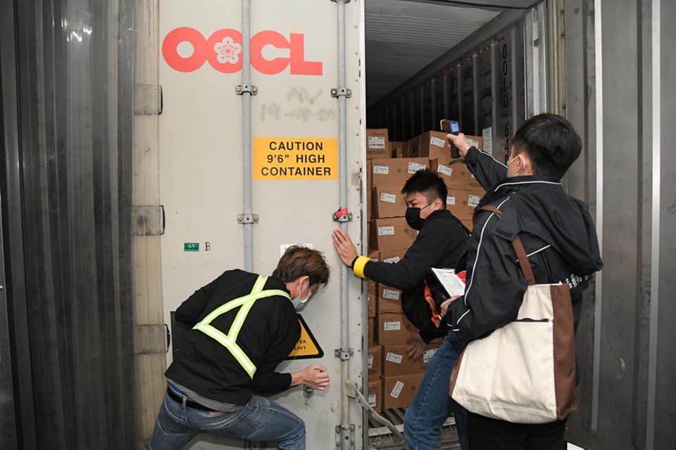 近期因國產豬肉因成本上漲，歐洲來源減少，使得美豬躍居進口第三位，圖為進口豬肉開箱查驗情況。（行政提供）