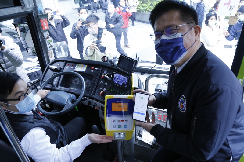 交通部推動刷手機QR Code搭公車，公路總局5日舉行「行動支付公車先導」記者會，宣布先在5條客運路線試營運，交通部長林佳龍（右）也親自體驗，並說這是智慧交通發展重要的里程碑。（公路總局提供）